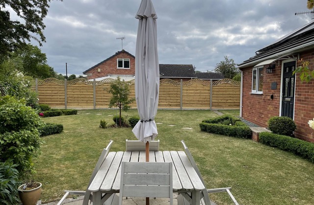 Self catering modern bungalow with private enclosed garden