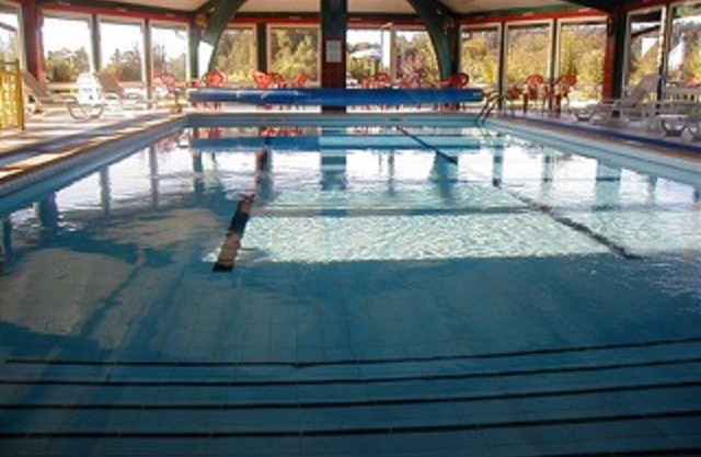 self catering apartment for 4 people, heated pool access included