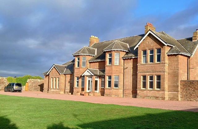 Self Catering Apartment (South Wing) at St Andrews House Prestwick sleeps 5nn