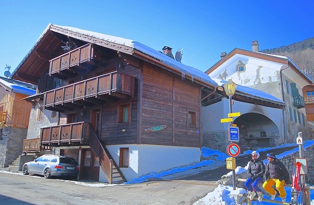 Self Catering Chalet NIKITA ideal for 2 or 3 families - good access to lifts