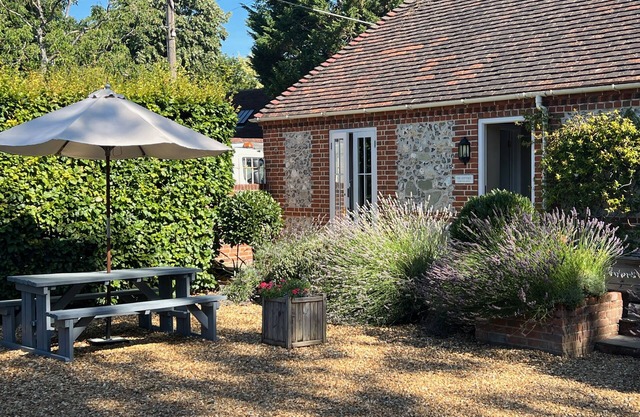 Self catering cottage near Salisbury & Stonehenge with fabulous pub opposite