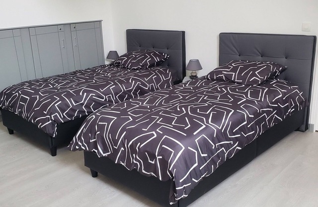 Self-contained accommodation with secure parking 2 single beds