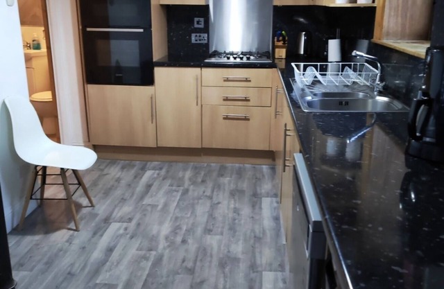 Self Contained 2 Bedrooms House free parking