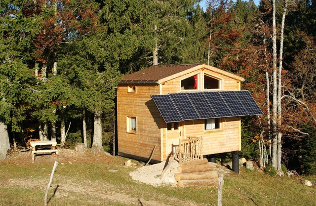 Self-contained cabin on stilts, sleeps 4, in the vegetation, Haut Jura, altitude 1250m.