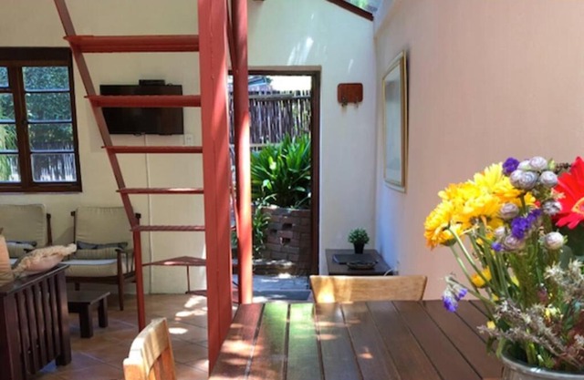 Self-contained, secure, well equipped, Wifi, cottage Newlands