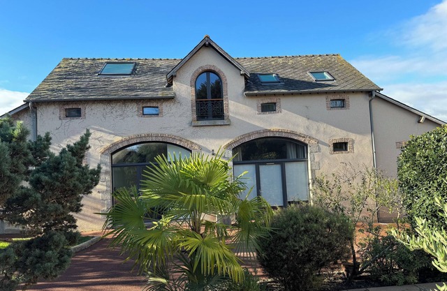 Self-contained studio in private property, near Laval's hypercentre