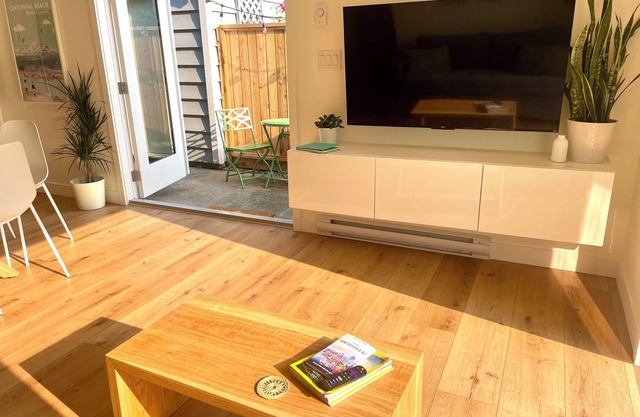 Self Contained Suite in a lovely beachside village close to downtown Vancouver