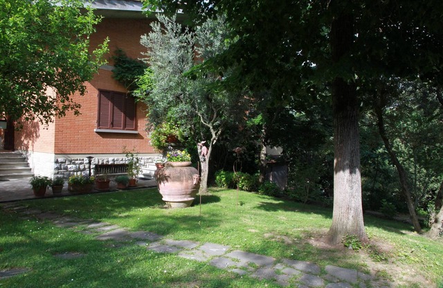 Semi-detached house with stunning pool and large garden in Lucignano