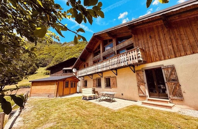 Semi-detached mountain chalet with fireplace
