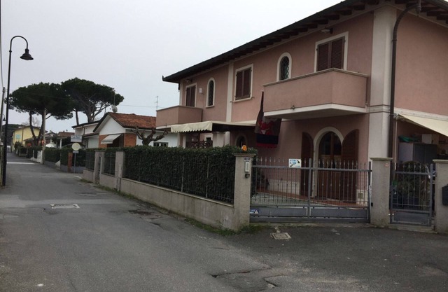 Semi detached villa on two floors for 4 persons, terrace for meals outside and private parking. In a