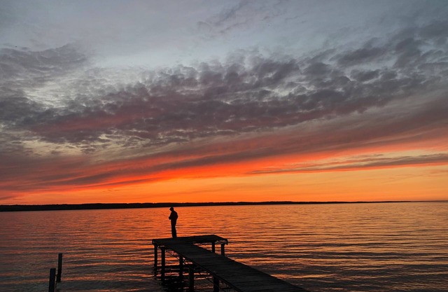 Seneca Lake cottage, 114 ft of level shale beach. Beautiful sunsets.