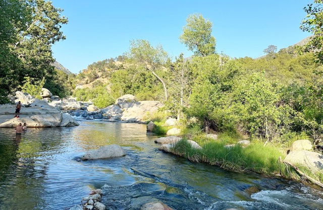 Sequoia Forest River House. River at the backyard, Up to 10 guests