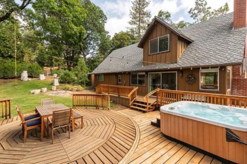 Sequoia Retreat- Spacious Cabin, Hot tub, & Sundeck