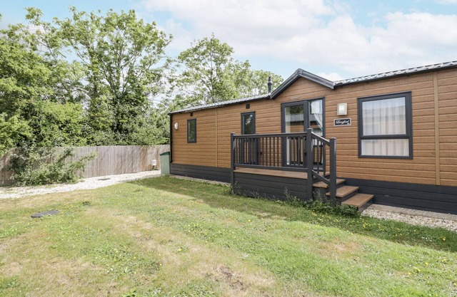 SERENDIPITY, family friendly, character holiday cottage in Evesham