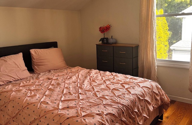 Serene 1-bedroom in a 3bd 2ba house with WiFi in The Bronx