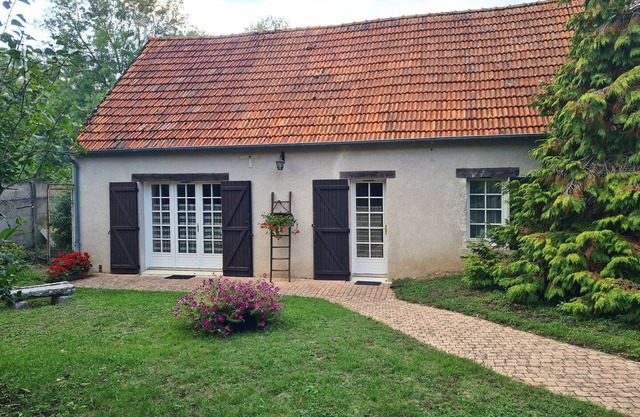 Serene Countryside Getaway: 6 Guests, Near Loire Castles, Private Terrace, Garden