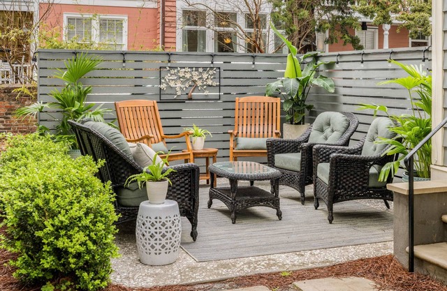 Serene Courtyard + Parking - 2 Blocks to King!