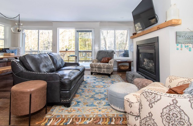 Serene Creekside Escape: Your perfect Hideout Year-Round