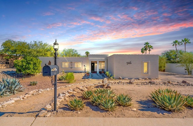 Serene Desert Escape w/Pool & Grill, Sleeps 8 – Low Summer Rates! 🏖️n