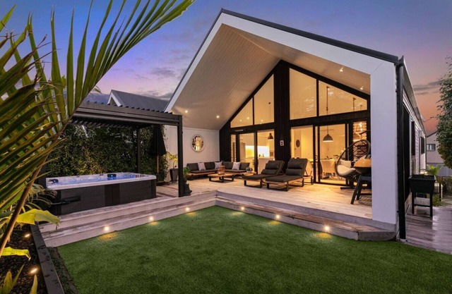 Serene Escape with Spa near Hobsonville Waterfront