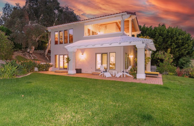 Serene Garden Retreat in a Charming Rancho Santa Fe Guest House