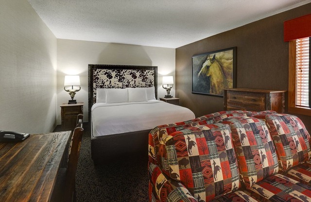 Serene Getaway Near Turtle Lake! Cozy Rooms with Pool Access, Parking