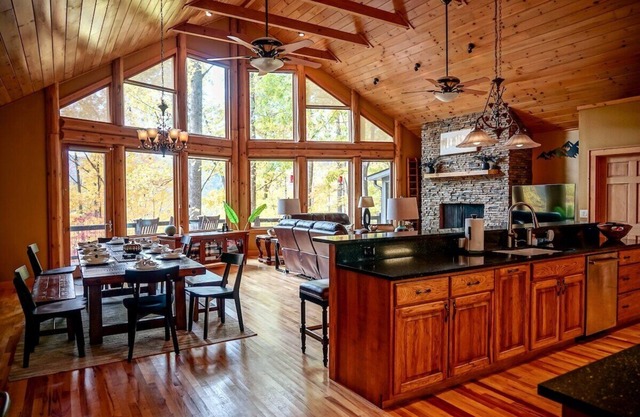 Serene Green - Fire Pit, Hot Tub, Grill, Deck