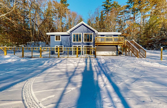 Serene Home w/large fenced in yard, jetted tub, WIFI, near Lakes & Trails