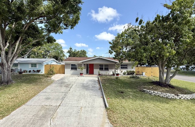 SERENE HOME:WASHER/DRYER-BBQ- NEAR BEACH/LAKE/PARK/MUSEUM/RESTAURANT/AIRPORT!
