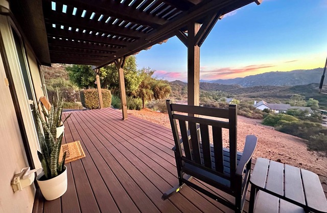 Serene mountain retreat + nearby trails - Perfect peaceful getaway!