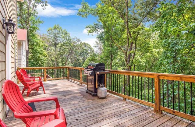 ★ Serene Mountain Views ★ Hot Tub, Games + Grill ★