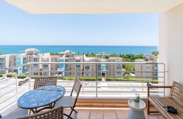 Serene Oasis - ocean view retreat for the whole family. 5 min from the beach!