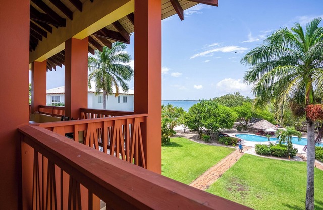 Serene 'Pelican' Penthouse Condo