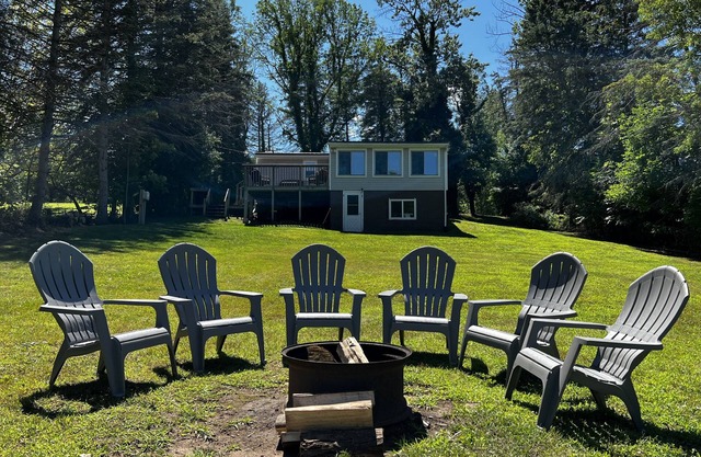Serene Port Bay Cottage: waterfront, 3 kayaks, pedal boat, fire pit, grill, ac