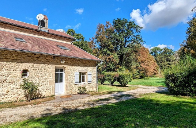 Serene retreat with private pool and tennis in the heart of nature
