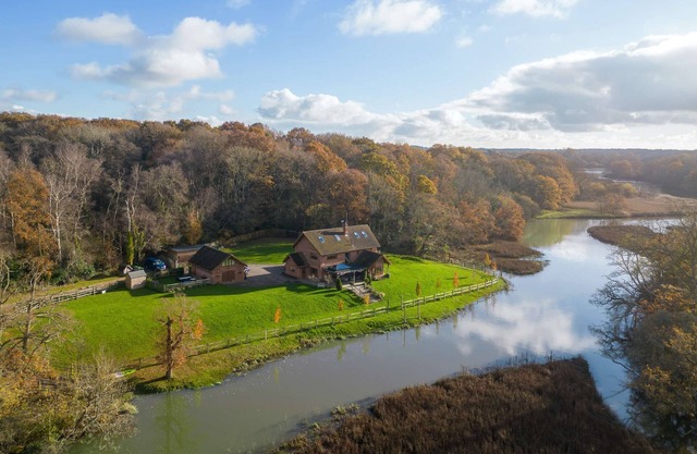 Serene Riverside: 6BR Luxury Retreat in Curdridge
