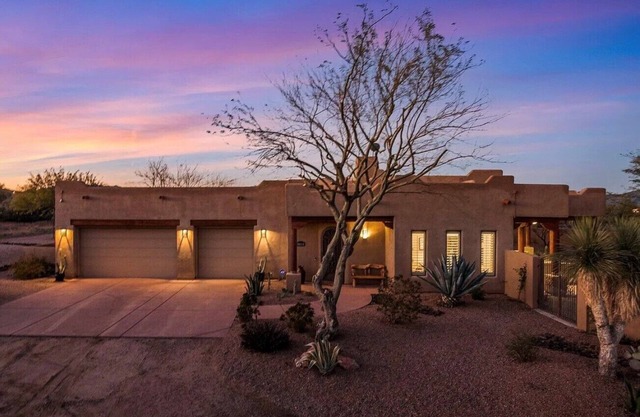 Serene Scottsdale Home:Heated Pool,HotTub,FirePit,Putting Green & Mountain Views