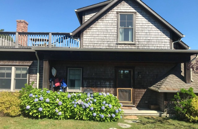 Serene September! Cozy custom home. Private beach&pond access + use of 3 kayaks.