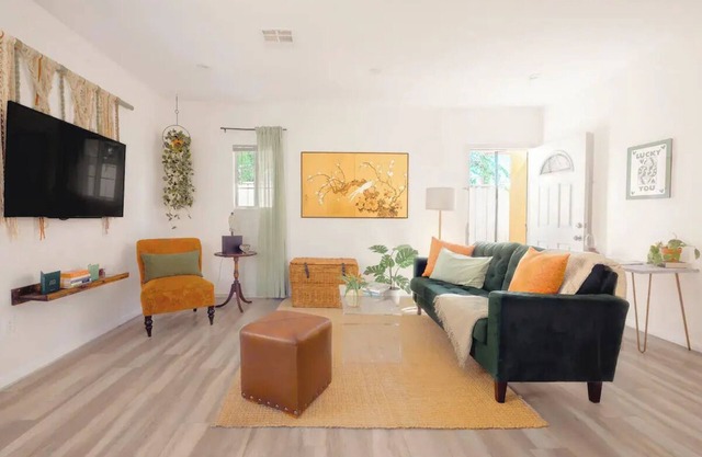 Serene, Stylish 2bd/2bth Cottage & Yard!