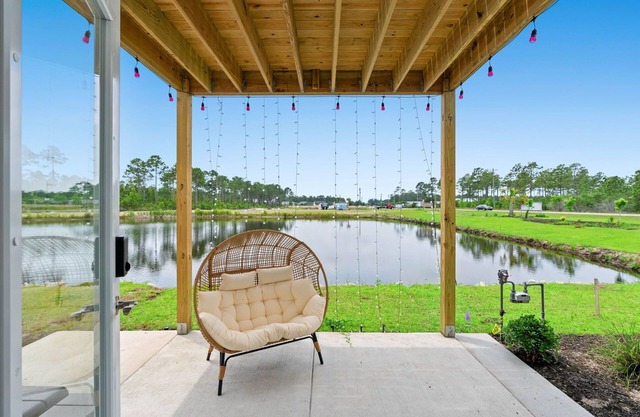 Serene waterfront retreat-Near golf Beach Barefoot