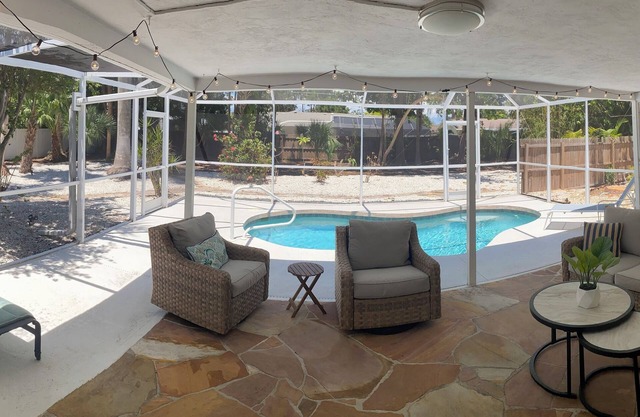Serene yard and pool, 1 mile to beach, pets OK, patio TV, Kayaks