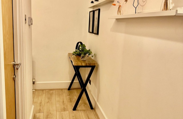 Serenity in the City - Cosy Apartment with WiFi
