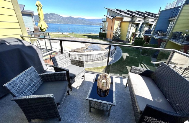 Serenity Lakeside - Waterfront - Shuswap Vacations and Sledding Accommodation