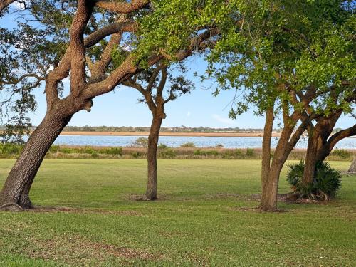 Serenity Shores - Games and Wine Included with Booking!