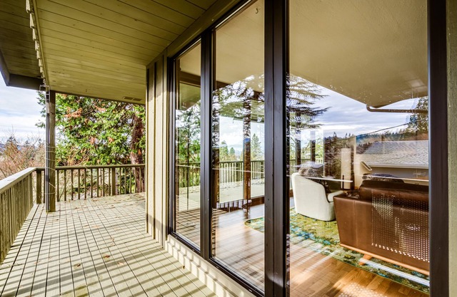 Serenity & views next to UO, Hayward Field, Hendricks Park, & Golf