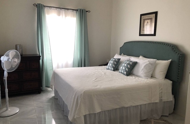 SerenityVilla with Sea View In Discovery Bay