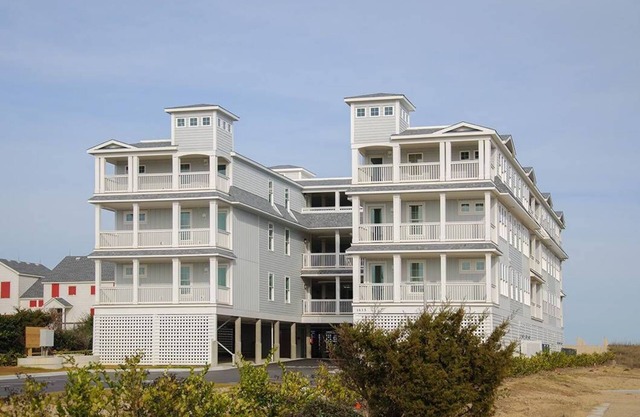 Seven Cs 402: Oceanfront Condo, Shared Pool