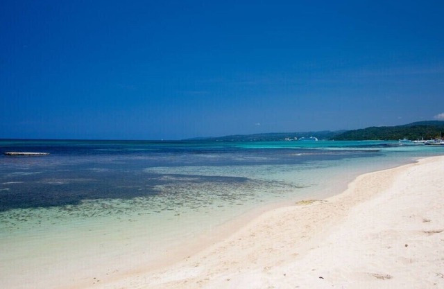 Seven Seas-BEACHFRONT! STAFF! POOL! FAMILY! WEDDINGS!