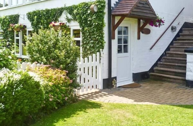SEVERN BANK LODGE, pet friendly, with a garden in Astley Burf