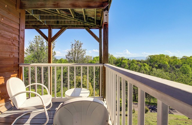 Sevierville Home w/Mountain & Countryside Views